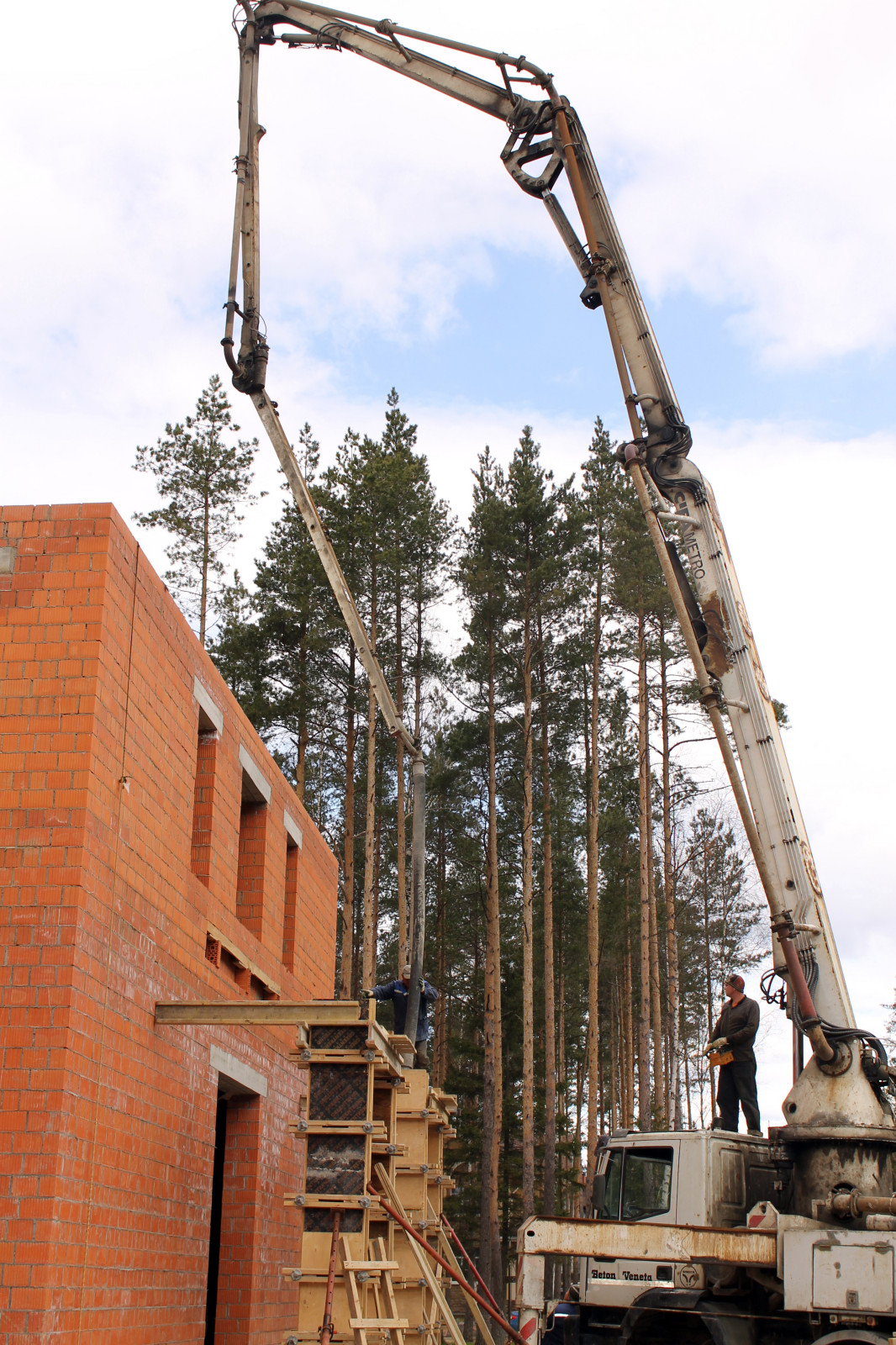 Дом из кирпича в "Охтинском парке"