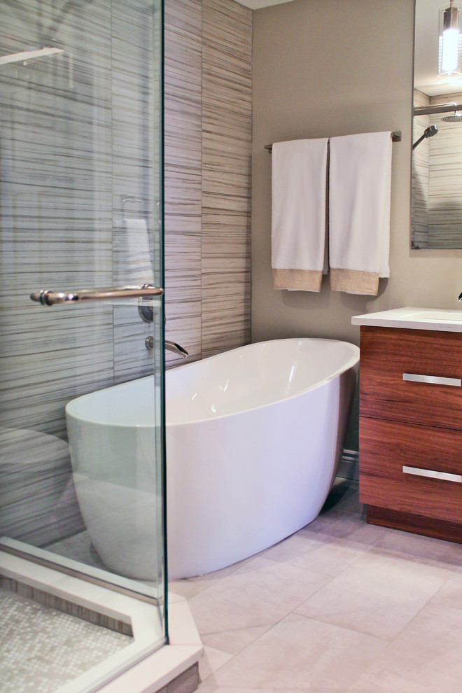 Trendy bathroom photo in Montreal