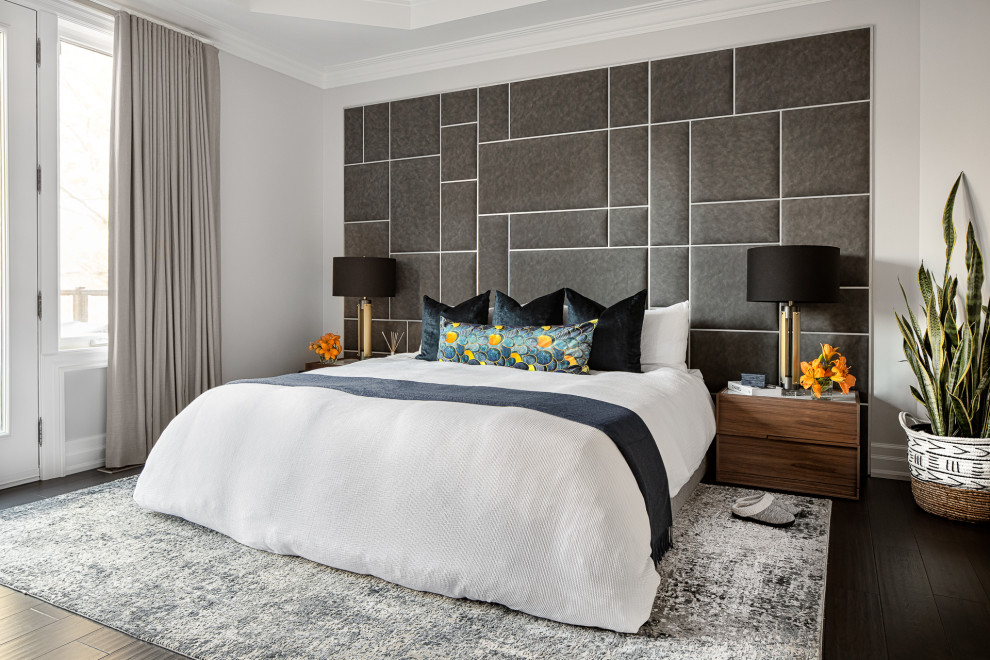 Großes Klassisches Hauptschlafzimmer mit weißer Wandfarbe, dunklem Holzboden, Kamin, Kaminumrandung aus Stein und braunem Boden in Toronto