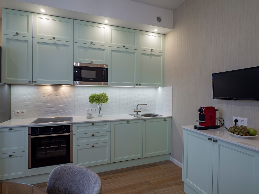 Нежная светло-мятная кухня в стиле неоклассика