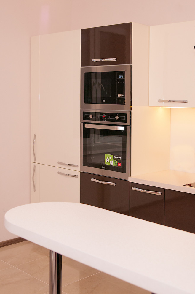 Кухня с фасадами темно-шоколадного цвета