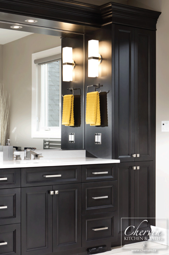 Example of a mid-sized transitional master gray tile corner bathtub design in Toronto with shaker cabinets, black cabinets, a one-piece toilet, beige walls, an undermount sink and quartz countertops