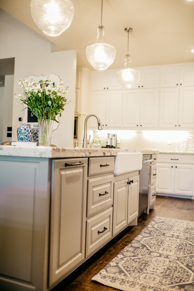 Example of a transitional home design design in Dallas