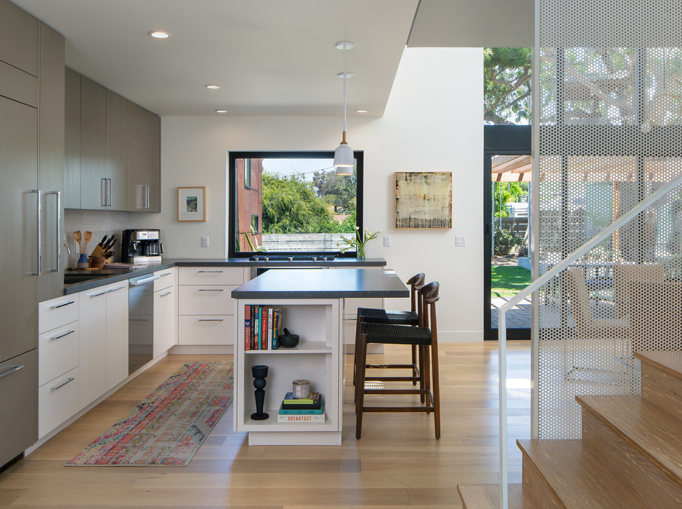 Moderne Küche mit flächenbündigen Schrankfronten, grauen Schränken, Kücheninsel und grauer Arbeitsplatte in San Diego