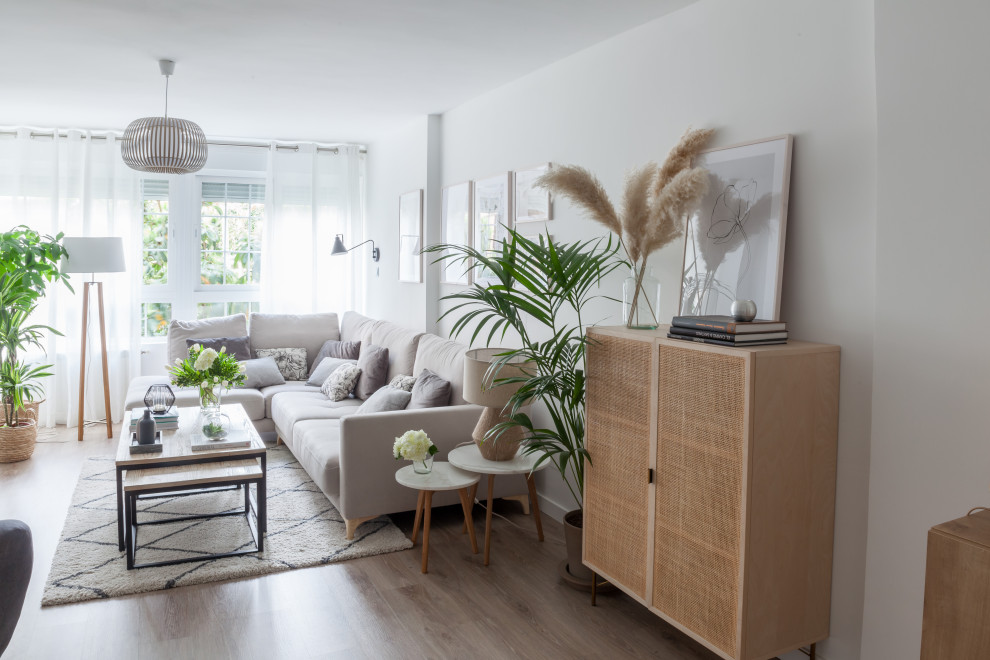 Источник вдохновения для домашнего уюта: изолированная гостиная комната среднего размера в современном стиле с белыми стенами, паркетным полом среднего тона и коричневым полом