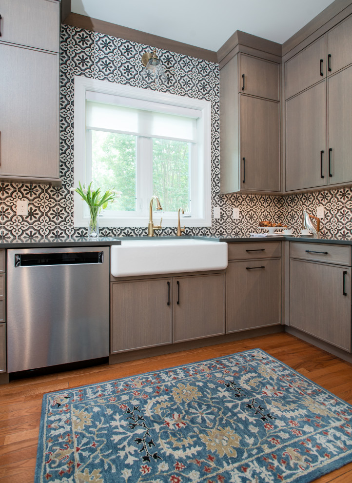 Bild på ett medelhavsstil grå grått kök och matrum, med skåp i ljust trä, flerfärgad stänkskydd, stänkskydd i cementkakel, rostfria vitvaror, mellanmörkt trägolv och en köksö