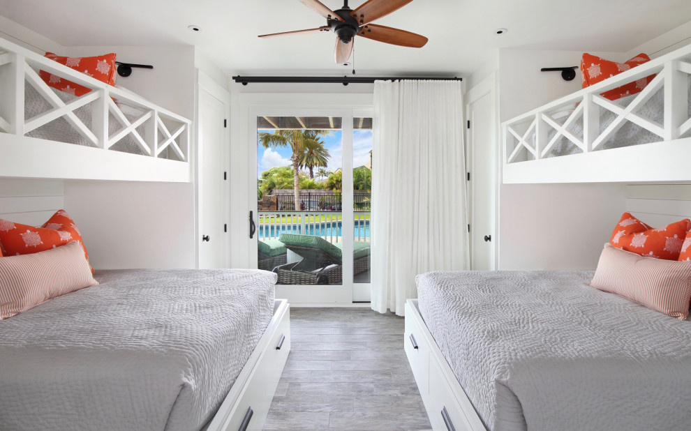 Пример оригинального дизайна: спальня в морском стиле с белыми стенами, полом из керамогранита и серым полом