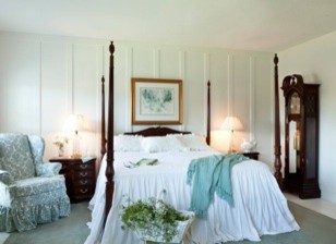 This is an example of a traditional bedroom in Little Rock.