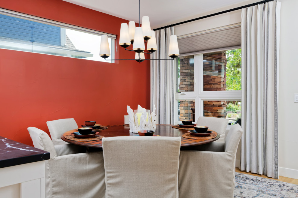 Imagen de comedor de cocina contemporáneo de tamaño medio sin chimenea con paredes multicolor y suelo de madera en tonos medios
