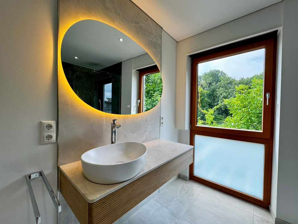 Duschbad With Lamellenschränken, hellen Holzschränken, bodengleicher Dusche, Wandtoilette mit Spülkasten, beigen Fliesen, Steinfliesen, weißer Wandfarbe, Porzellan-Bodenfliesen, Aufsatzwaschbecken, Marmor-Waschbecken/Waschtisch, beigem Boden, beiger Waschtischplatte, Einzelwaschbecken, schwebendem Waschtisch and Steinwänden in Frankfurt