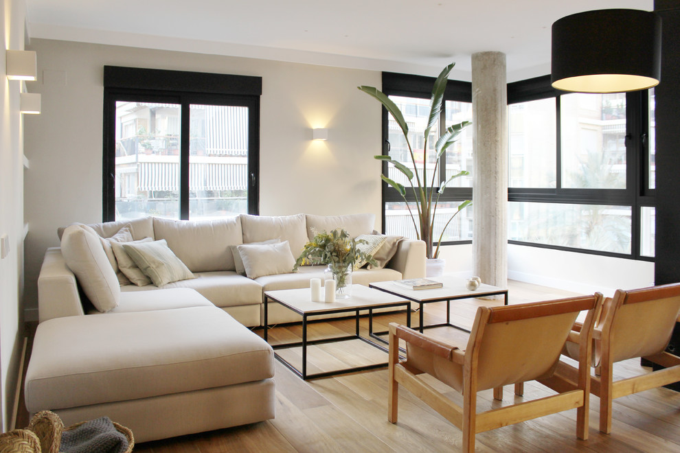 Repräsentatives, Abgetrenntes Modernes Wohnzimmer mit beiger Wandfarbe, hellem Holzboden und beigem Boden in Valencia