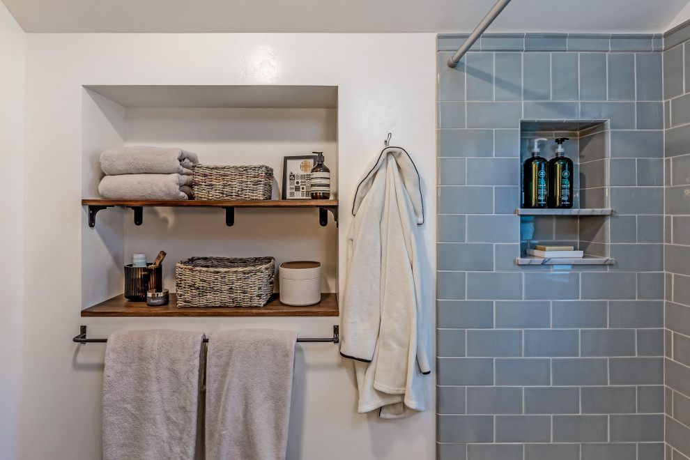 Свежая идея для дизайна: маленькая ванная комната со стиральной машиной в классическом стиле с серыми фасадами, биде, синей плиткой, керамической плиткой, серыми стенами, светлым паркетным полом, душевой кабиной, врезной раковиной, столешницей из искусственного кварца, коричневым полом, шторкой для ванной, серой столешницей, тумбой под одну раковину, подвесной тумбой и сводчатым потолком для на участке и в саду - отличное фото интерьера