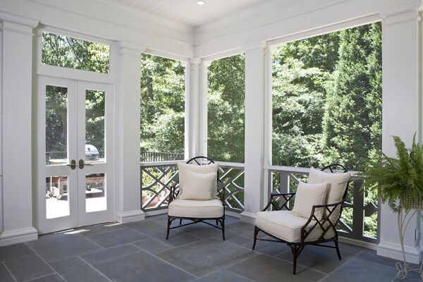 Design ideas for a mid-sized traditional backyard screened-in verandah in Atlanta with tile and a roof extension.