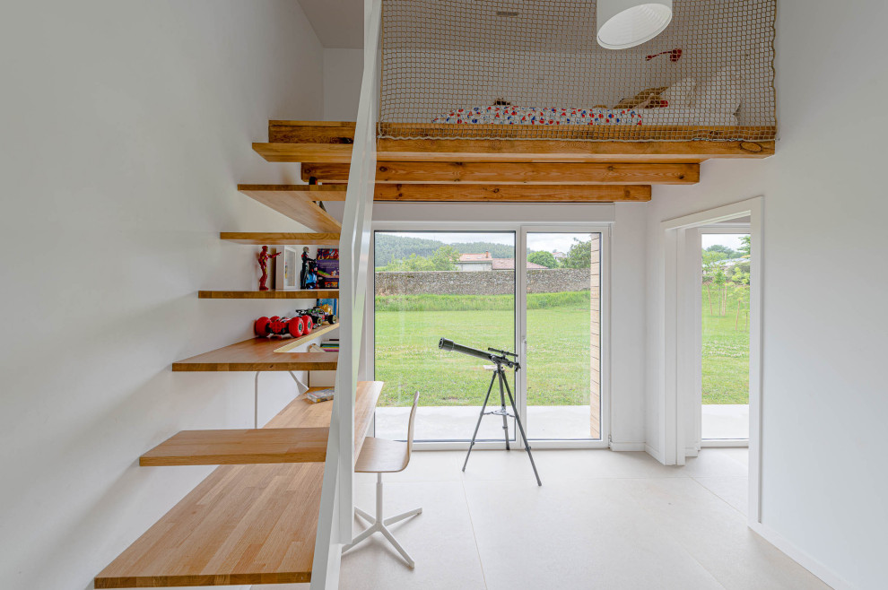 Idee per una cameretta per bambini minimal con pareti bianche, pavimento con piastrelle in ceramica e pavimento beige