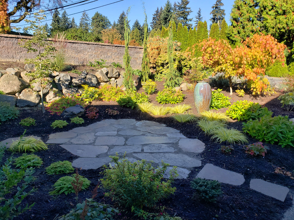 Inspiration for a front yard mulch landscaping in Seattle.