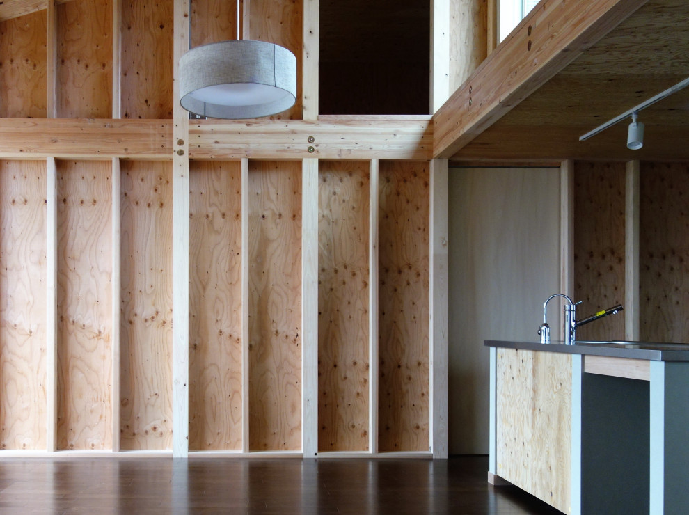 Inspiration för mellanstora moderna allrum med öppen planlösning, med bruna väggar, plywoodgolv, en väggmonterad TV och brunt golv