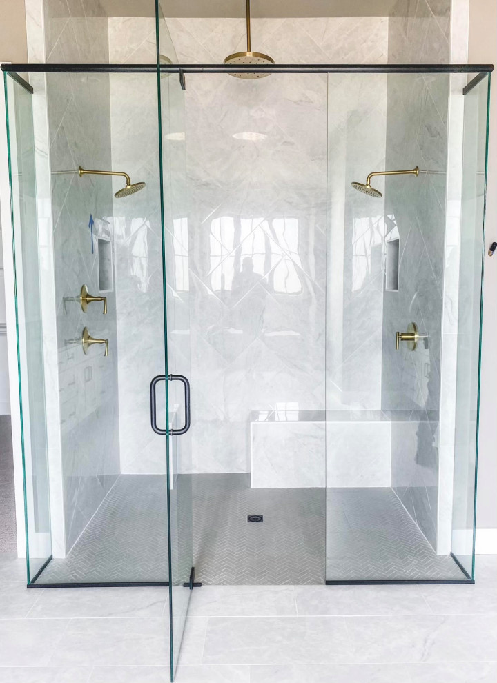 Свежая идея для дизайна: главная ванная комната в современном стиле с душем и душем с распашными дверями - отличное фото интерьера