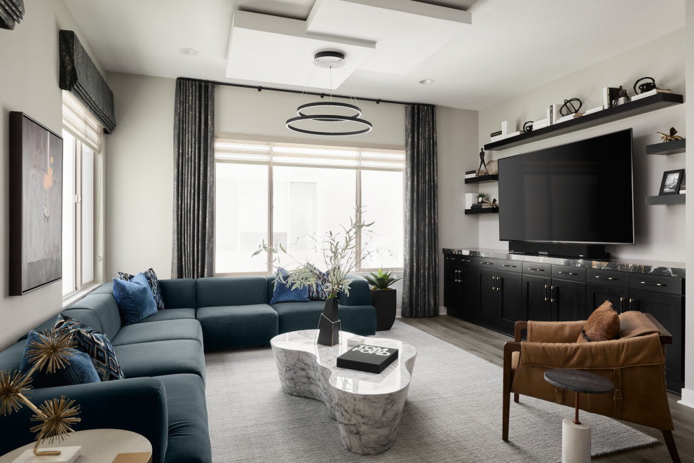 Источник вдохновения для домашнего уюта: гостиная комната в стиле неоклассика (современная классика) с синим диваном
