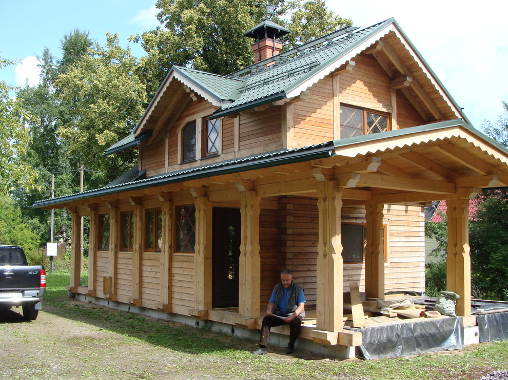 Источник вдохновения для домашнего уюта: двухэтажный, деревянный, бежевый частный загородный дом среднего размера в стиле кантри с мансардной крышей