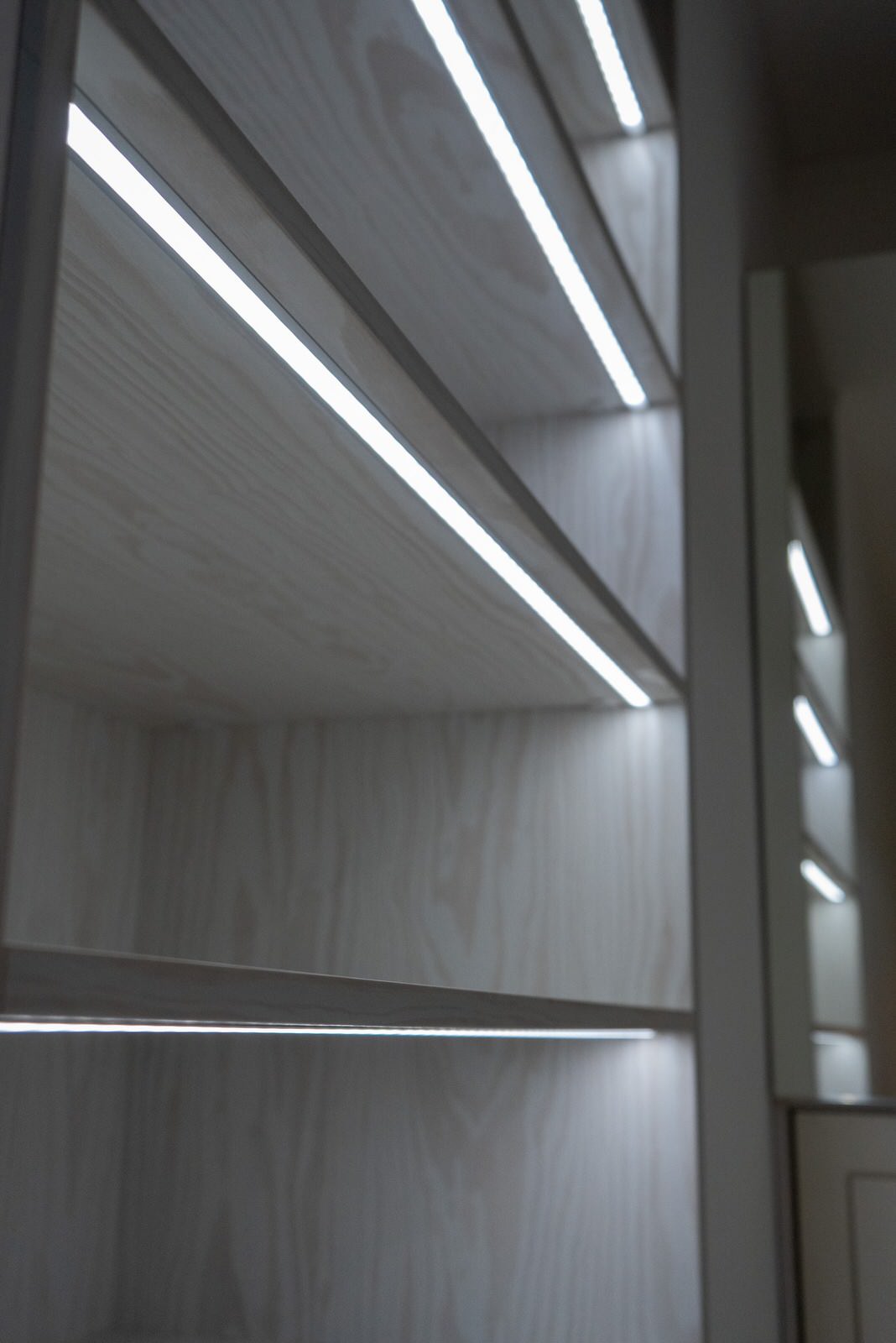 Гардеробная raumplus с LED-подсветкой, брючницами и пантографами