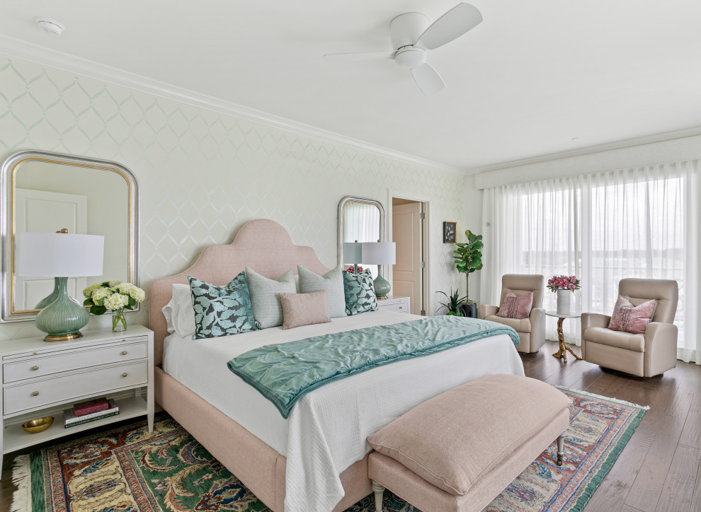 Diseño de dormitorio principal clásico renovado de tamaño medio sin chimenea con paredes multicolor y suelo de madera en tonos medios