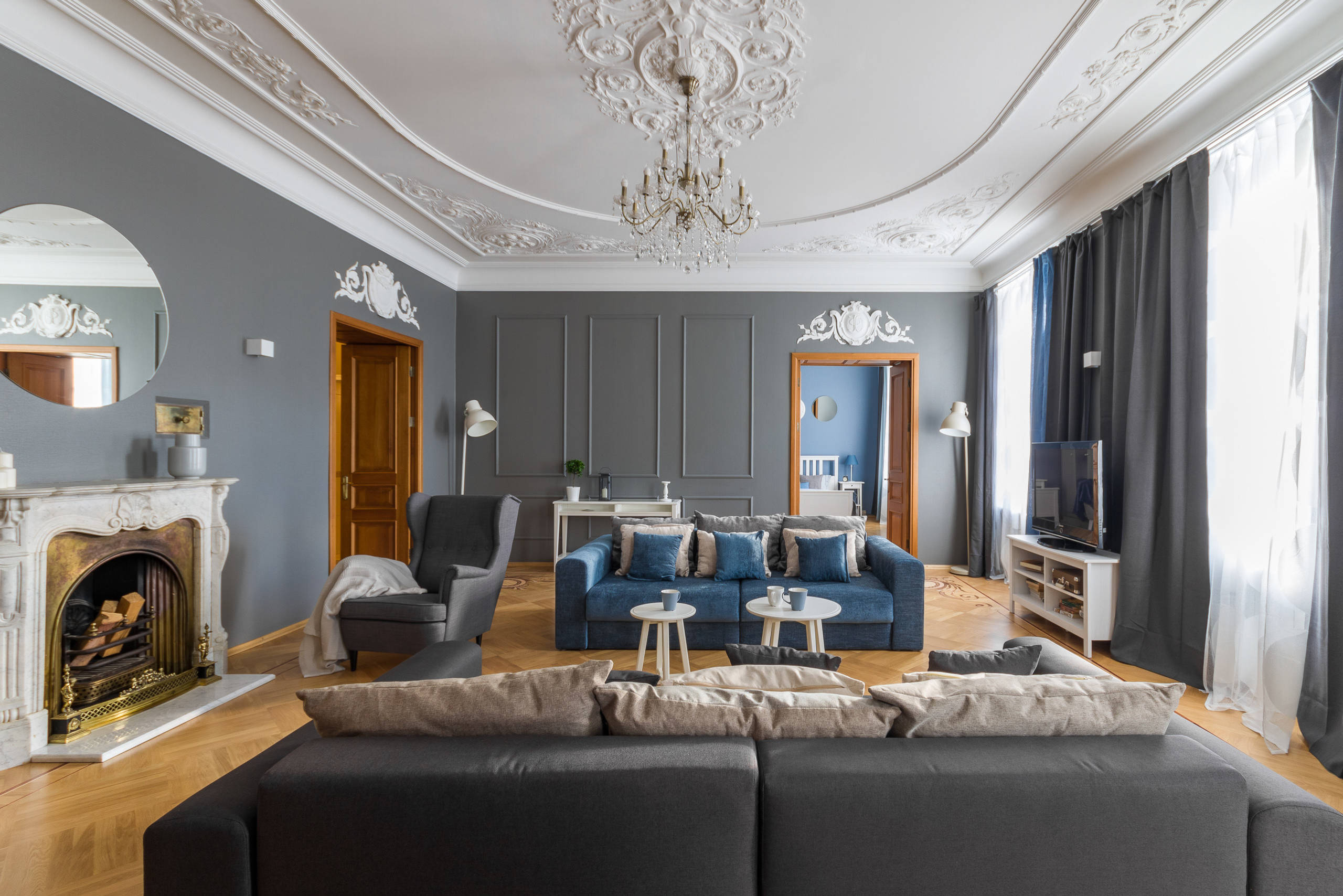 Уютный монохромный дизайн питерских апартаментов на Невском проспекте