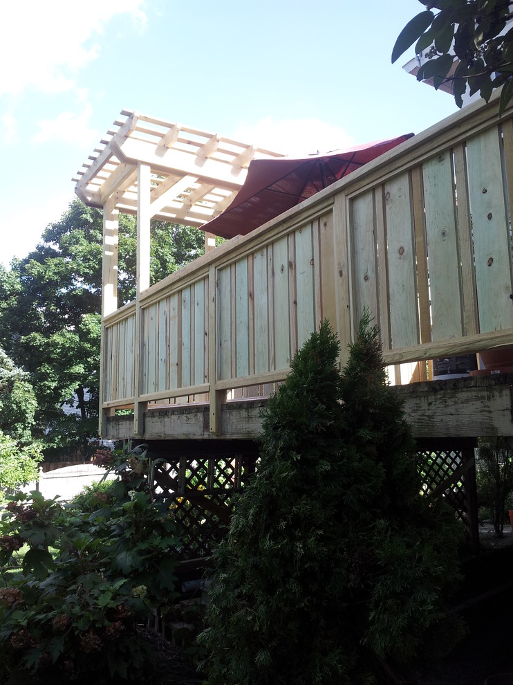 Example of a transitional backyard deck design in Columbus