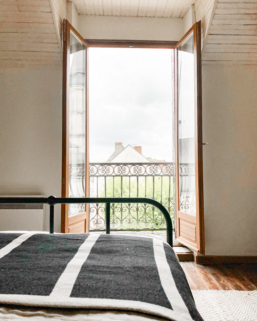 Mittelgroßes Nordisches Gästezimmer ohne Kamin mit weißer Wandfarbe, braunem Holzboden und Holzdielendecke in Sonstige