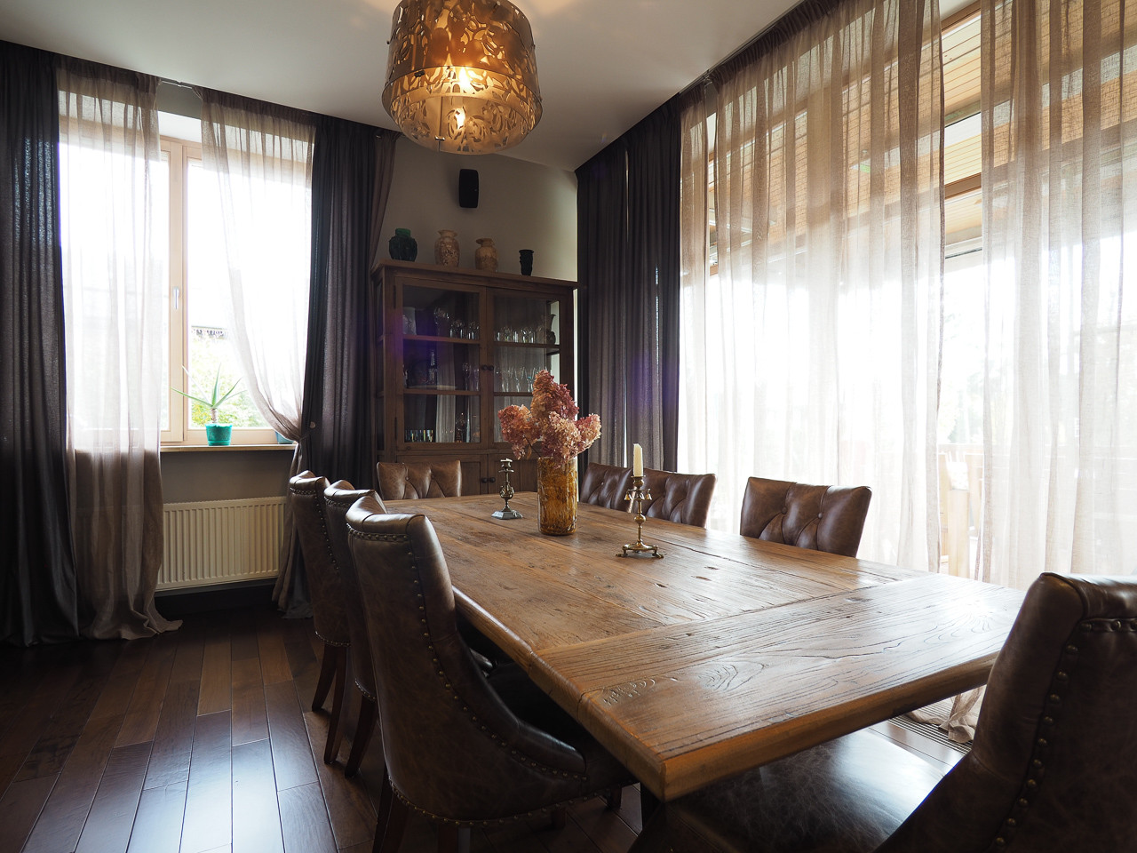 Большой обеденный стол