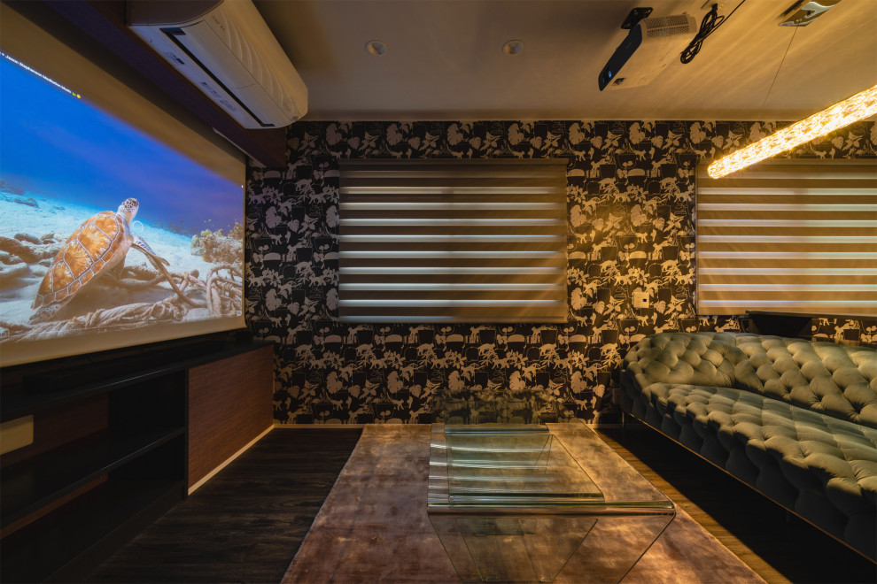 Imagen de salón abierto y blanco de tamaño medio sin chimenea con paredes púrpuras, televisor independiente, suelo marrón, papel pintado y papel pintado