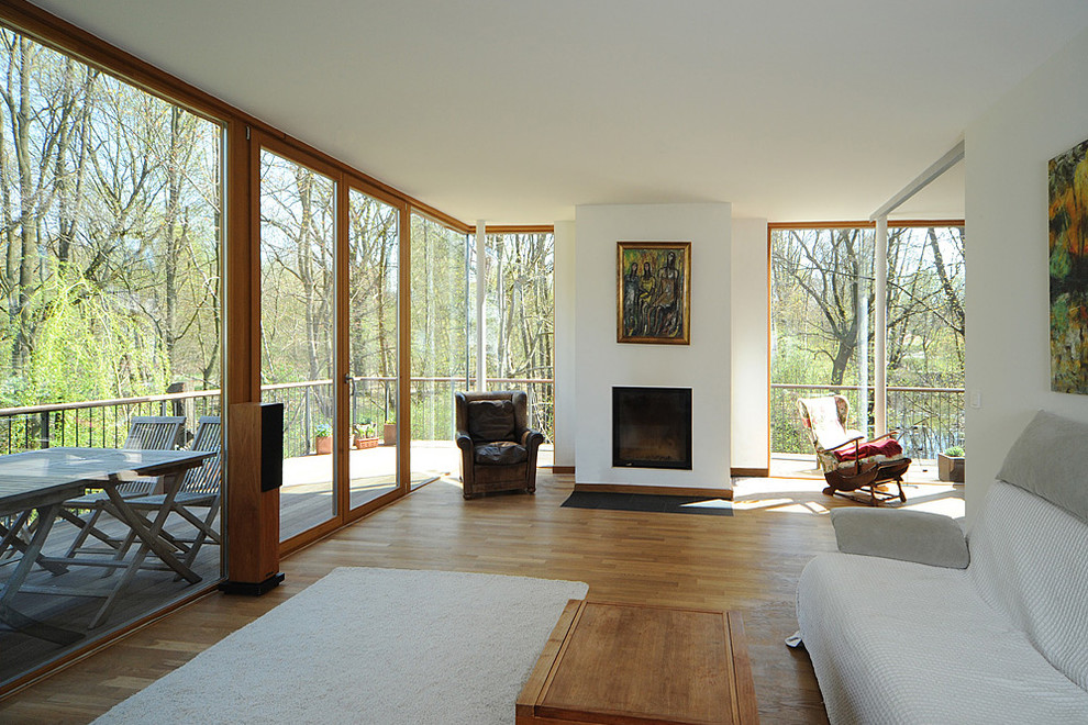 This is an example of a contemporary open concept living room in Berlin.