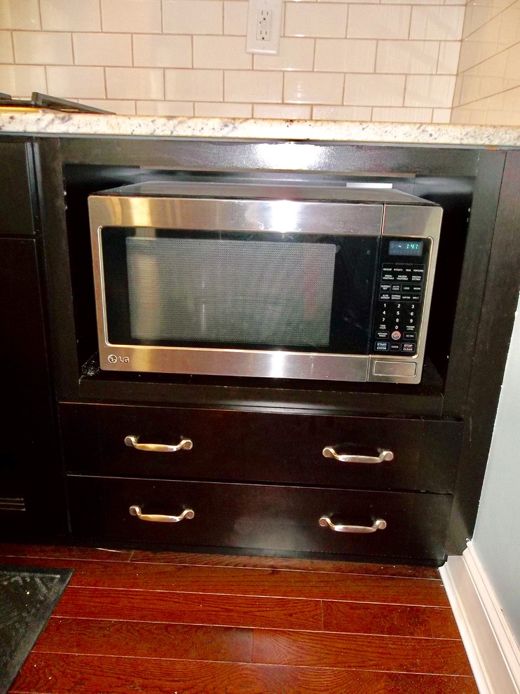 Example of a transitional kitchen design in Newark