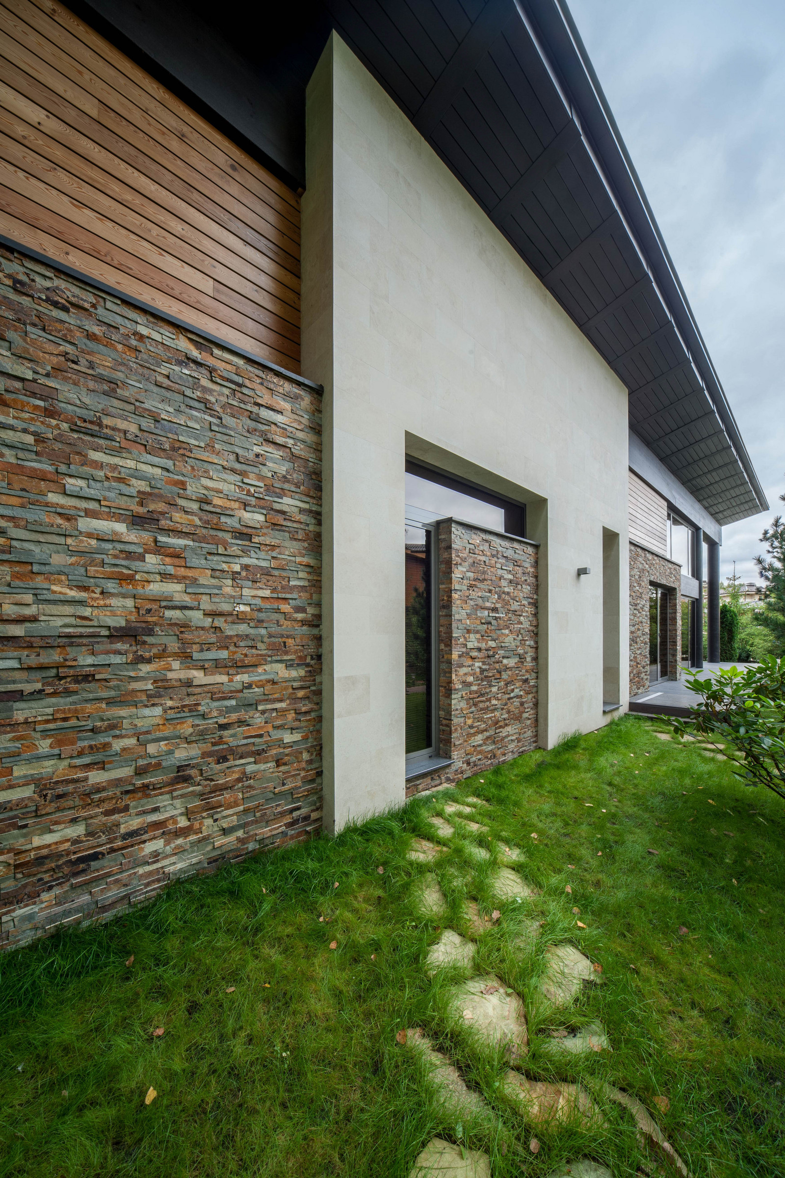 Современный загородный дом "Wing house"