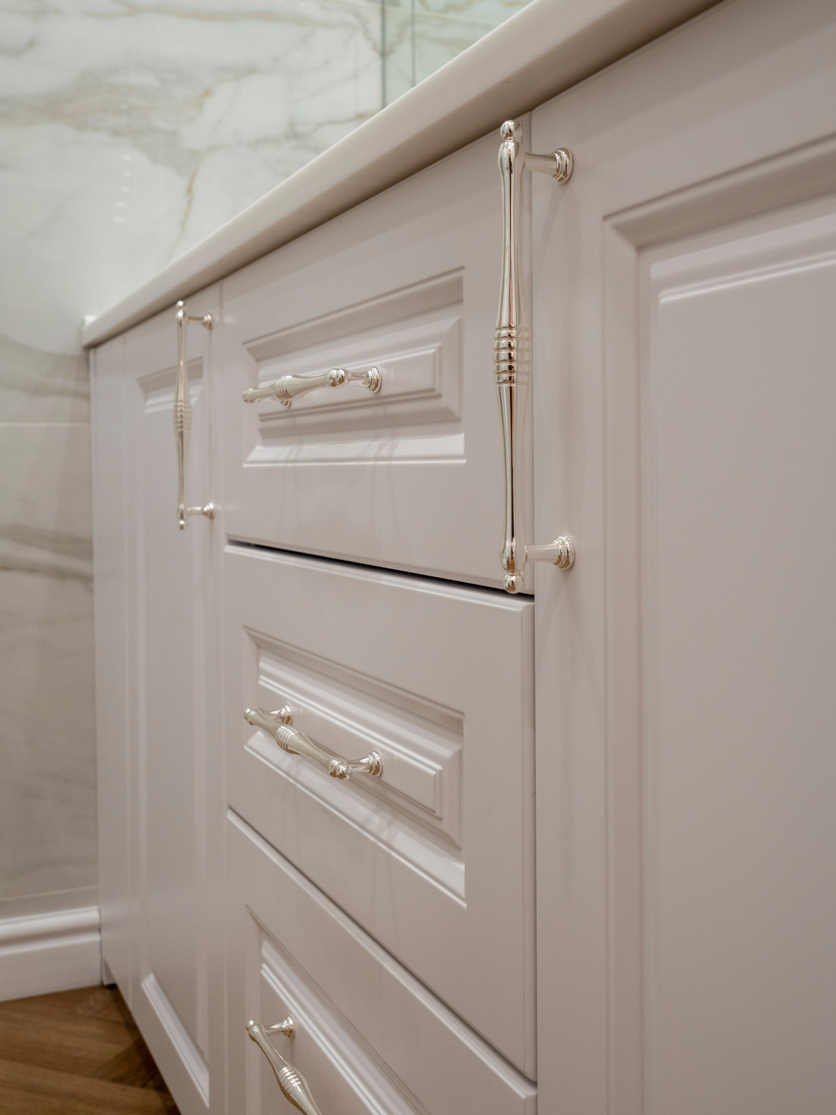 Меблировка санузла в неоклассическом стиле