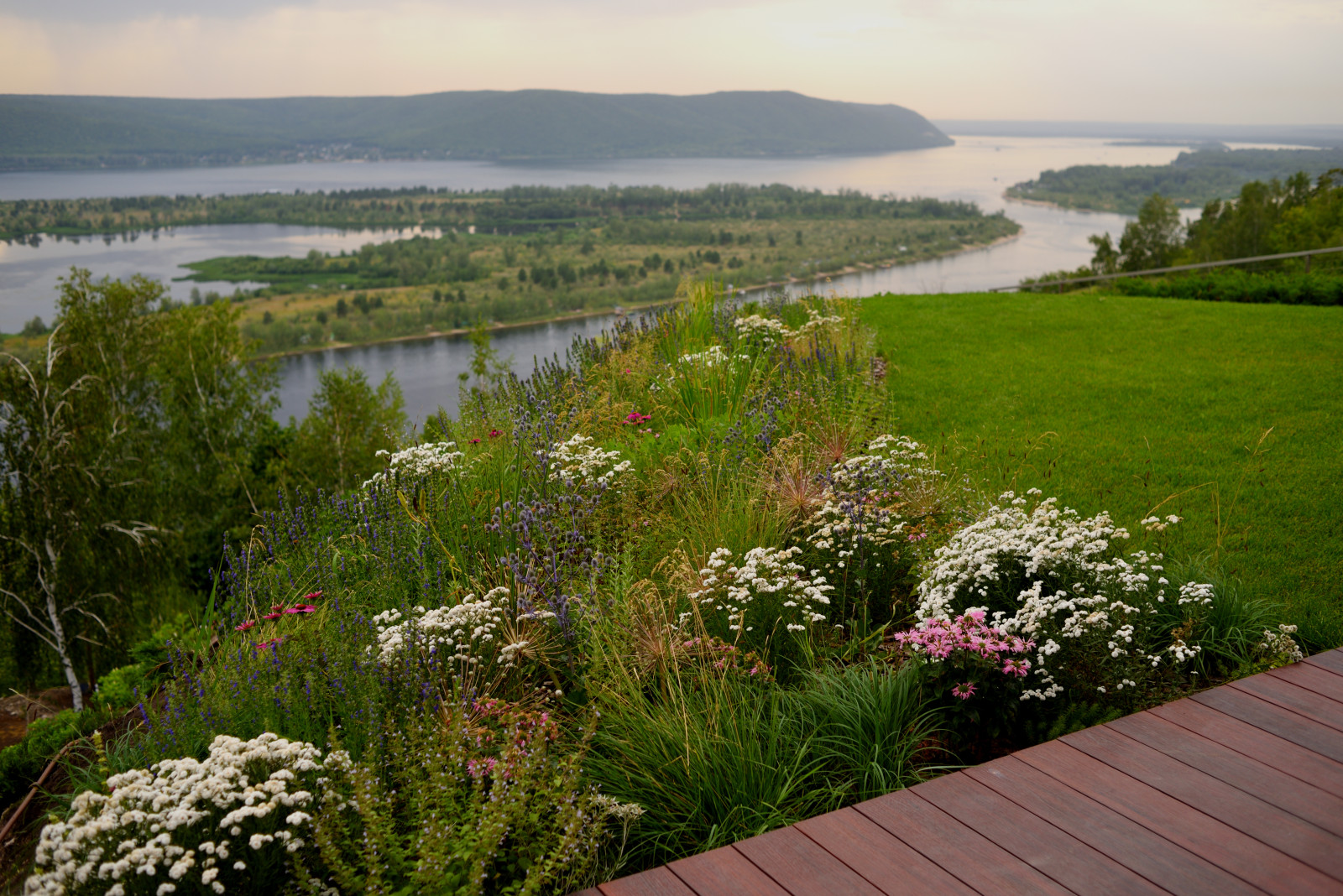 Сад с видом на Волгу