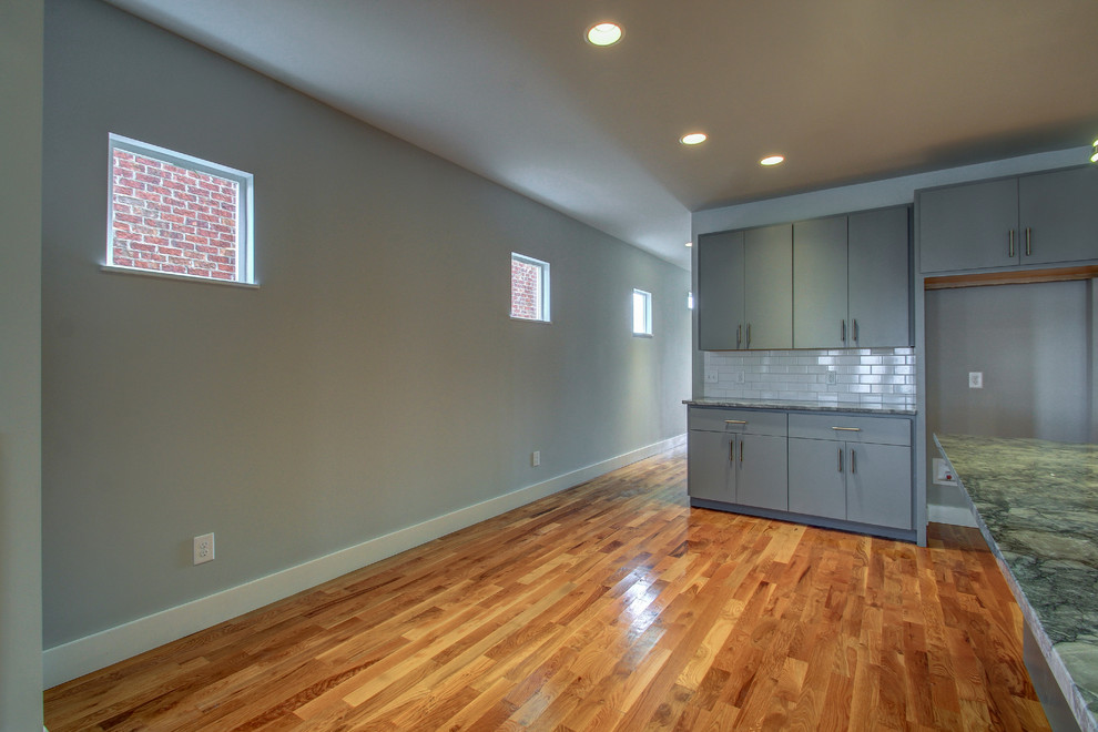 Example of a transitional kitchen design in Nashville