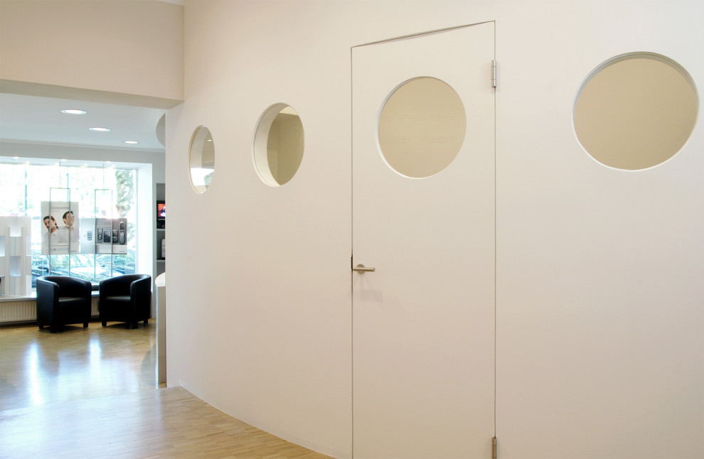 Kleines Modernes Arbeitszimmer mit Studio und hellem Holzboden in Köln