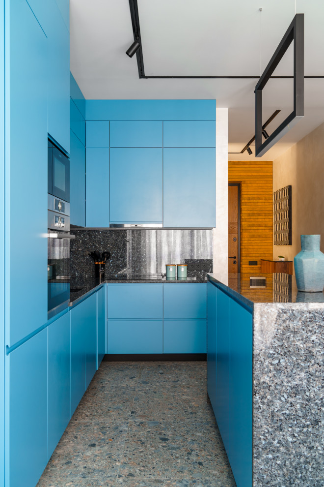 Große Moderne Küche mit flächenbündigen Schrankfronten, blauen Schränken, Granit-Arbeitsplatte, Rückwand aus Granit, schwarzen Elektrogeräten, Porzellan-Bodenfliesen und Kücheninsel in Sankt Petersburg