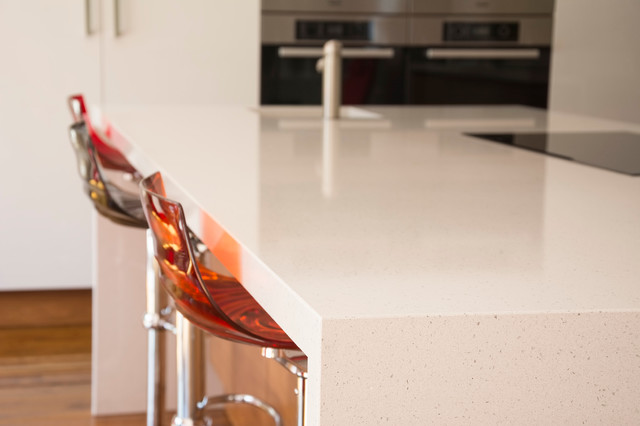 Contemporary White & Walnut Wood Kitchen modern-kueche