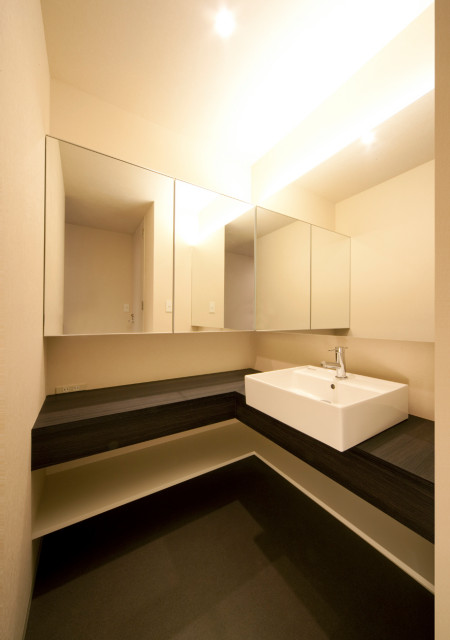 石の家 moderne-japonais-toilettes