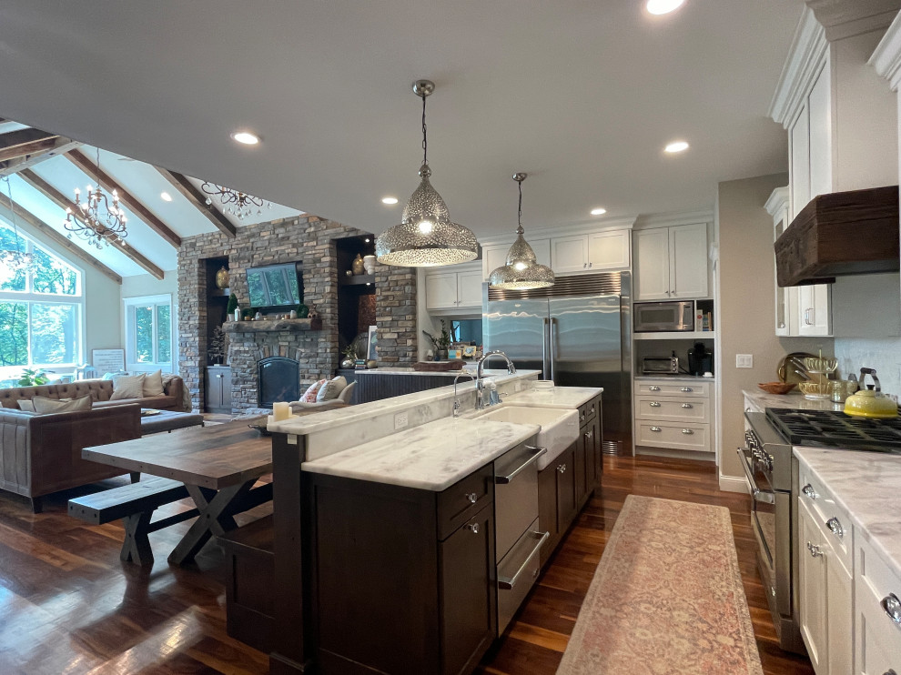 Kitchen - transitional kitchen idea in Cedar Rapids