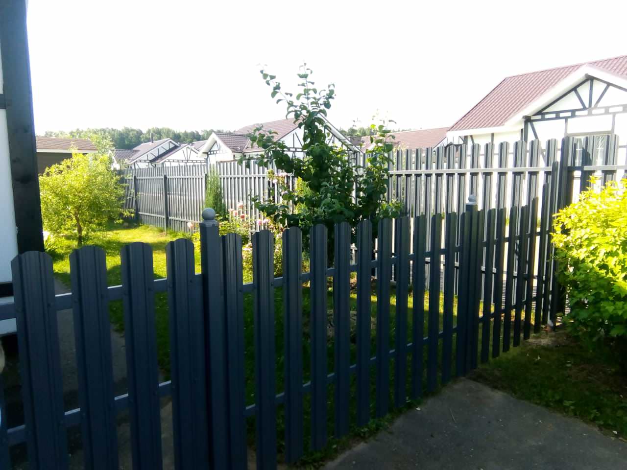 Установка забора из металлического штакетника.