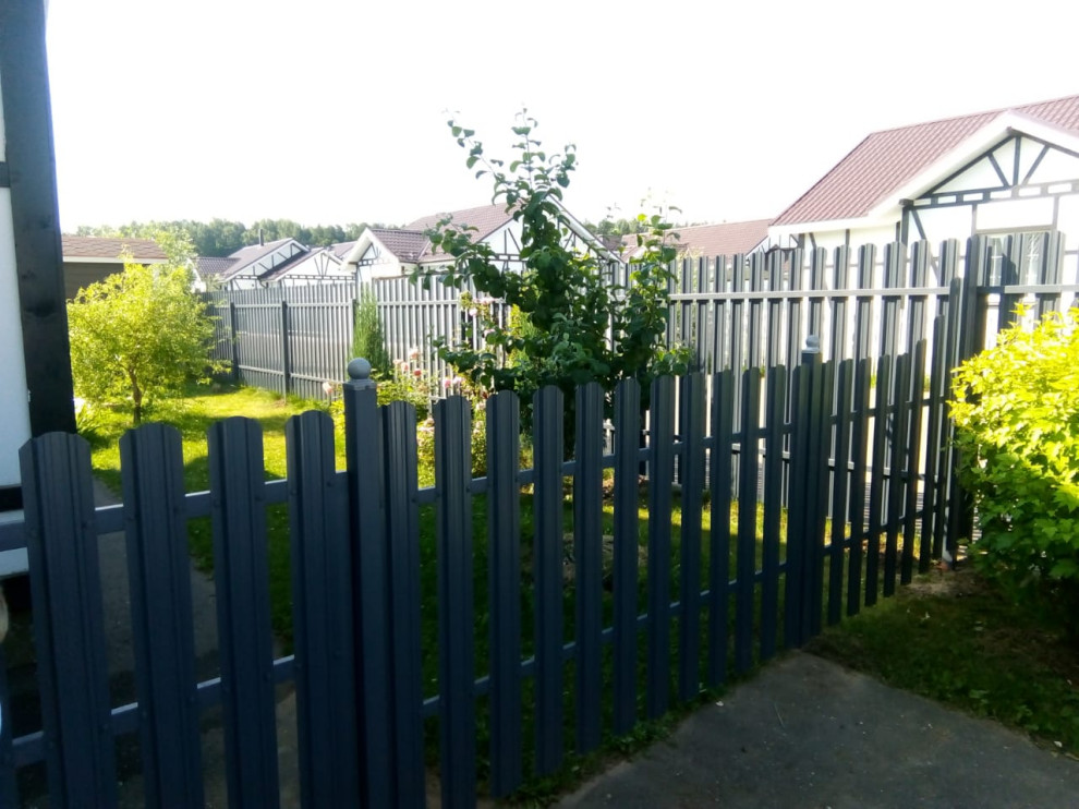 Установка забора из металлического штакетника.