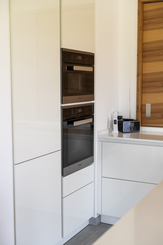 Küche F mit spektakulärer Schrankrückwand Modern Kitchen Munich