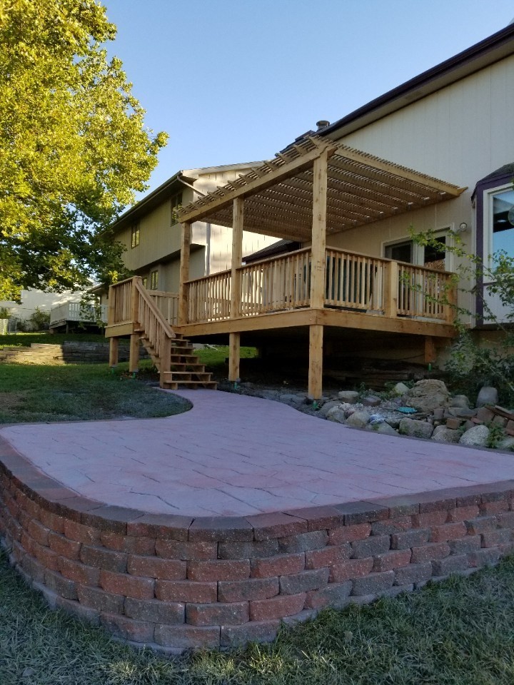 This is an example of a mid-sized traditional backyard deck in Omaha with no cover.