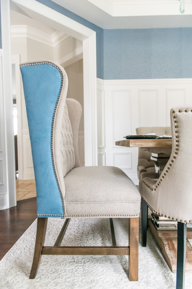 Example of a transitional home design design in Toronto