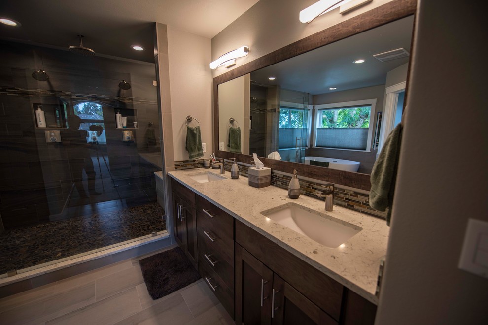 Example of a mid-sized transitional bathroom design