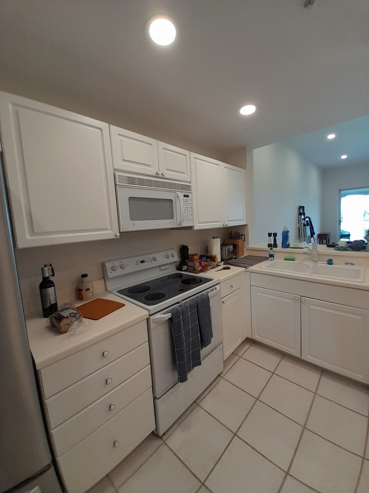 Trendy kitchen photo in Miami