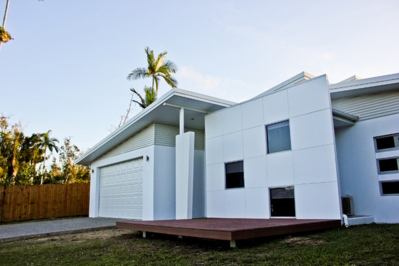 Beach style exterior in Cairns.