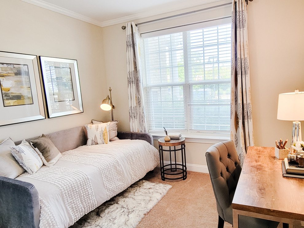 Пример оригинального дизайна: маленькая гостевая спальня (комната для гостей) в классическом стиле с бежевыми стенами, ковровым покрытием и белым полом для на участке и в саду